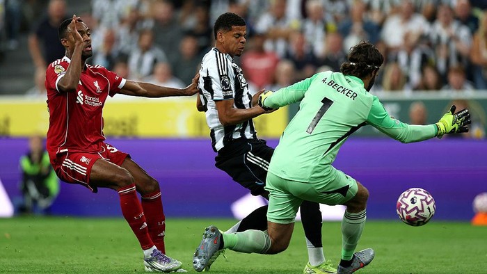NEWCASTLE UPON TYNE, ENGLAND - AUGUST 25: William Osula of Newcastle United scores his teams second goal past Alisson Becker of Liverpool during the Premier League match between Newcastle United and Liverpool at St James Park on August 25, 2025 in Newcastle upon Tyne, England. (Photo by Stu Forster/Getty Images)