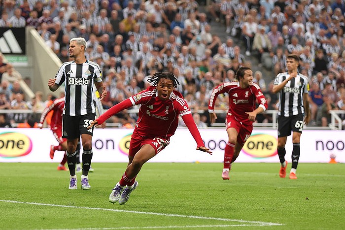2232071695 NEWCASTLE UPON TYNE, ENGLAND - AUGUST 25: Rio Ngumoha of Liverpool celebrates scoring his team's third goal during the Premier League match between Newcastle United and Liverpool at St James' Park on August 25, 2025 in Newcastle upon Tyne, England. (Photo by George Wood/Getty Images)