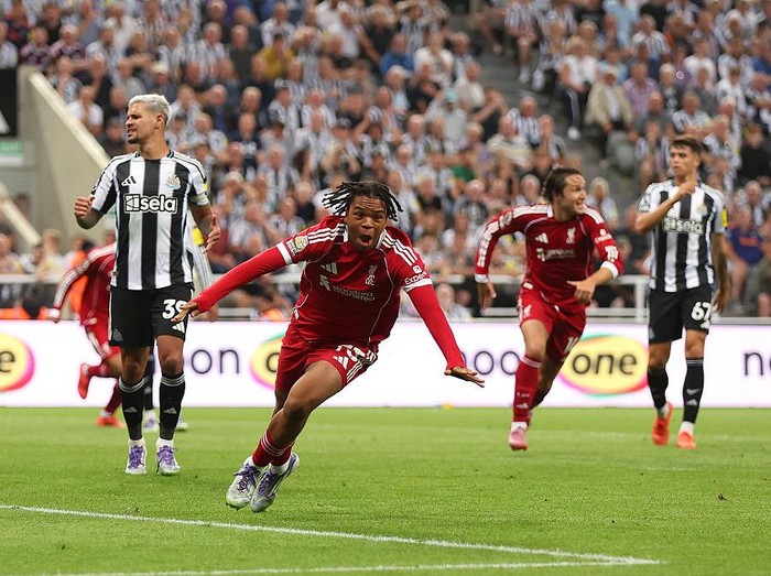 NEWCASTLE UPON TYNE, ENGLAND - AUGUST 25: Rio Ngumoha of Liverpool celebrates scoring his team's third goal during the Premier League match between Newcastle United and Liverpool at St James' Park on August 25, 2025 in Newcastle upon Tyne, England. (Photo by George Wood/Getty Images)