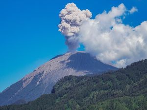 Aktivitas Meningkat, Gunung Semeru Keluarkan Asap Vulkanis Aktivitas Meningkat, Gunung Semeru Keluarkan Asap Vulkanis