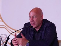 Video: Yang Dilakukan Alexander Zwiers di 100 Hari Pertama Sebagai Dirtek