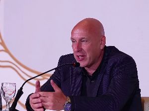 Video: Yang Dilakukan Alexander Zwiers di 100 Hari Pertama Sebagai Dirtek Video: Yang Dilakukan Alexander Zwiers di 100 Hari Pertama Sebagai Dirtek