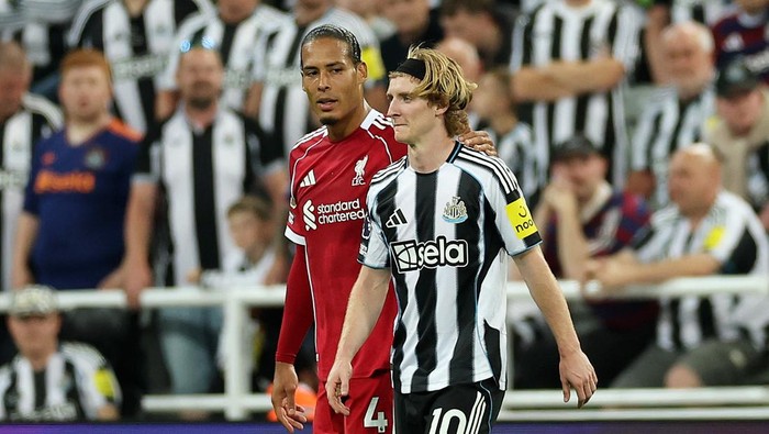 NEWCASTLE UPON TYNE, ENGLAND - AUGUST 25: Anthony Gordon of Newcastle United reacts having being shown a red card by referee Simon Hooper (not pictured) after an on-field VAR review overturns the decision to award a yellow card for a foul on Virgil van Dijk of Liverpool during the Premier League match between Newcastle United and Liverpool at St James Park on August 25, 2025 in Newcastle upon Tyne, England. (Photo by Stu Forster/Getty Images)