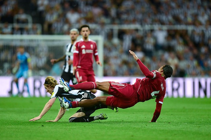 NEWCASTLE UPON TYNE, ENGLAND - AUGUST 25: Anthony Gordon of Newcastle United (10) fouls Virgil van Dijk of Liverpool FC (4) during the Premier League match between Newcastle United and Liverpool at St James' Park on August 25, 2025 in Newcastle upon Tyne, England. (Photo by Harriet Massey/Newcastle United via Getty Images)