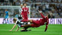 Inilah momen terjangan Gordon kepada Van Dijk. Foto: Newcastle United via Getty Image/Harriet Massey