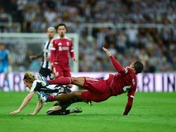 Inilah momen terjangan Gordon kepada Van Dijk. Foto: Newcastle United via Getty Image/Harriet Massey
