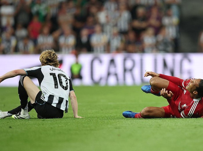 NEWCASTLE UPON TYNE, ENGLAND - AUGUST 25: Virgil van Dijk of Liverpool reacts after being fouled by Anthony Gordon of Newcastle United during the Premier League match between Newcastle United and Liverpool at St James' Park on August 25, 2025 in Newcastle upon Tyne, England. (Photo by Daniel Chesterton/Offside/Offside via Getty Images)