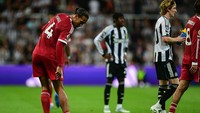 Virgil van Dijk memperlihatkan bekas tekel Gordon, yang kena kartu merah usai tinjauan VAR. Foto: Newcastle United via Getty Image/Harriet Massey