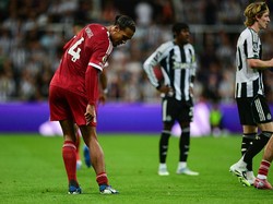 Virgil van Dijk memperlihatkan bekas tekel Gordon, yang kena kartu merah usai tinjauan VAR. Foto: Newcastle United via Getty Image/Harriet Massey