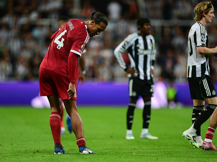 NEWCASTLE UPON TYNE, ENGLAND - AUGUST 25: Virgil van Dijk of Liverpool FC (4) examines his leg following a challenge from Anthony Gordon of Newcastle United (10) during the Premier League match between Newcastle United and Liverpool at St James' Park on August 25, 2025 in Newcastle upon Tyne, England. (Photo by Harriet Massey/Newcastle United via Getty Images)