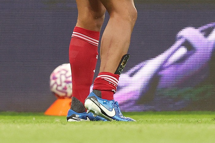 Anthony Gordon, Virgil van Dijk NEWCASTLE UPON TYNE, ENGLAND - AUGUST 25: A detailed view of the leg of Virgil van Dijk of Liverpool after being fouled by Anthony Gordon of Newcastle United (not pictured), which results in a red card following a VAR review to upgrade to the initial yellow card during the Premier League match between Newcastle United and Liverpool at St James' Park on August 25, 2025 in Newcastle upon Tyne, England. (Photo by George Wood/Getty Images)