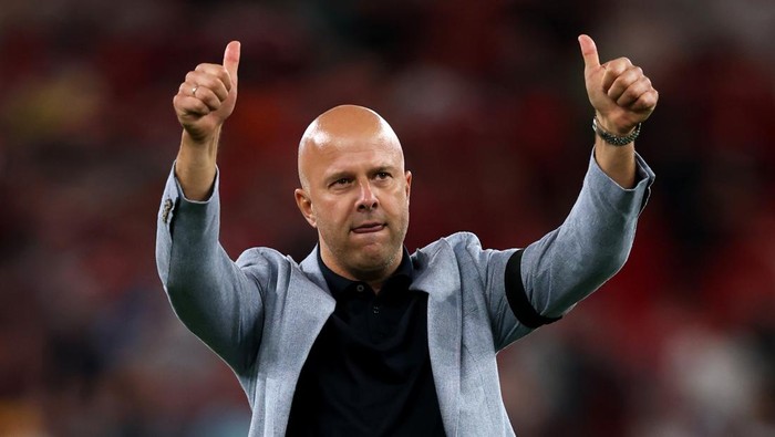LIVERPOOL, ENGLAND - AUGUST 15: Arne Slot, Manager of Liverpool, acknowledges the fans after the teams victory in the Premier League match between Liverpool and Bournemouth at Anfield on August 15, 2025 in Liverpool, England. (Photo by Michael Steele/Getty Images)