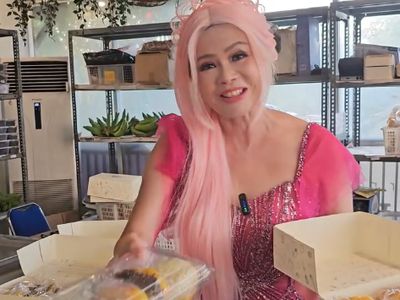 10 Gaya Nyentrik Ci Mehong, Pakai Rambut Donat hingga Kostum Mermaid