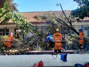 BPBD Bogor Catat 19 Bencana Imbas Hujan-Angin Kencang, Musala-Sekolah Rusak BPBD Bogor Catat 19 Bencana Imbas Hujan-Angin Kencang, Musala-Sekolah Rusak