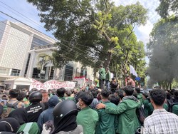 Ratusan Massa Demo di Kantor DPRD Sumut, Jalan Imam Bonjol Ditutup