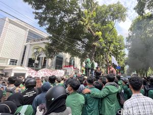 Ratusan Massa Demo di Kantor DPRD Sumut, Jalan Imam Bonjol Ditutup Ratusan Massa Demo di Kantor DPRD Sumut, Jalan Imam Bonjol Ditutup