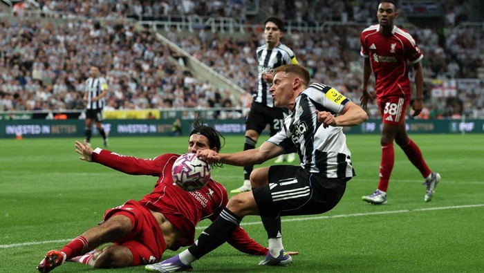 Soccer Football - Premier League - Newcastle United v Liverpool - St James Park, Newcastle, Britain - August 25, 2025 Liverpools Dominik Szoboszlai in action with Newcastle Uniteds Harvey Barnes REUTERS/Scott Heppell EDITORIAL USE ONLY. NO USE WITH UNAUTHORIZED AUDIO, VIDEO, DATA, FIXTURE LISTS, CLUB/LEAGUE LOGOS OR LIVE SERVICES. ONLINE IN-MATCH USE LIMITED TO 120 IMAGES, NO VIDEO EMULATION. NO USE IN BETTING, GAMES OR SINGLE CLUB/LEAGUE/PLAYER PUBLICATIONS. PLEASE CONTACT YOUR ACCOUNT REPRESENTATIVE FOR FURTHER DETAILS..