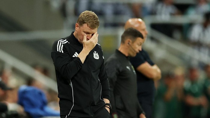 NEWCASTLE UPON TYNE, ENGLAND - AUGUST 25: Eddie Howe, Manager of Newcastle United, reacts as Anthony Gordon of Newcastle United (not pictured) is shown a red card by referee Simon Hooper (not pictured) after an on-field VAR review overturns the decision to award a yellow card for a foul on Virgil van Dijk of Liverpool (not pictured) during the Premier League match between Newcastle United and Liverpool at St James Park on August 25, 2025 in Newcastle upon Tyne, England. (Photo by Stu Forster/Getty Images)