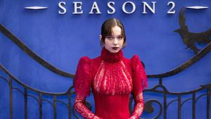 7 Gaya Gothic Glam Emma Myers, Beda Jauh dari Karakter Enid di Wednesday