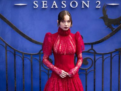 7 Gaya Gothic Glam Emma Myers, Beda Jauh dari Karakter Enid di Wednesday