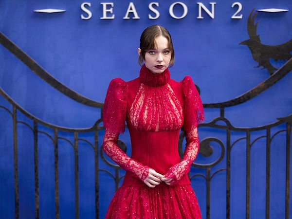 7 Gaya Gothic Glam Emma Myers, Beda Jauh dari Karakter Enid di Wednesday