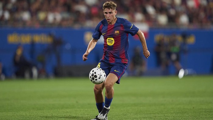 BARCELONA, SPAIN - AUGUST 10: Fermin Lopez of FC Barcelona with the ball during the Joan Gamper Trophy match between FC Barcelona and Como1907 at Estadi Johan Cruyff on August 10, 2025 in Barcelona, Spain. (Photo by Pedro Salado/Getty Images)