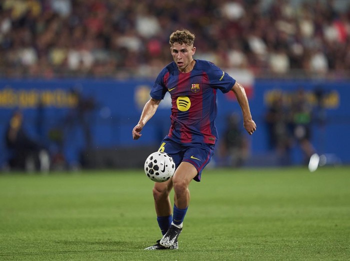 BARCELONA, SPAIN - AUGUST 10: Fermin Lopez of FC Barcelona with the ball during the Joan Gamper Trophy match between FC Barcelona and Como1907 at Estadi Johan Cruyff on August 10, 2025 in Barcelona, Spain. (Photo by Pedro Salado/Getty Images)