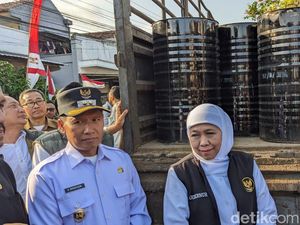 Banyak Jalan Rusak, Khofifah Gelontorkan Bantuan Aspal di Tulungagung Banyak Jalan Rusak, Khofifah Gelontorkan Bantuan Aspal di Tulungagung