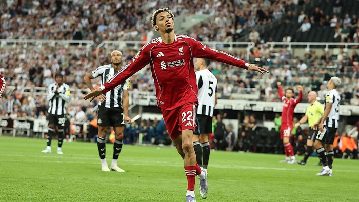 NEWCASTLE UPON TYNE, ENGLAND - AUGUST 25: Hugo Ekitike of Liverpool celebrates after scoring the second goal for his team  during the Premier League match between Newcastle United and Liverpool at St James Park on August 25, 2025 in Newcastle upon Tyne, England. (Photo by Daniel Chesterton/Offside/Offside via Getty Images)