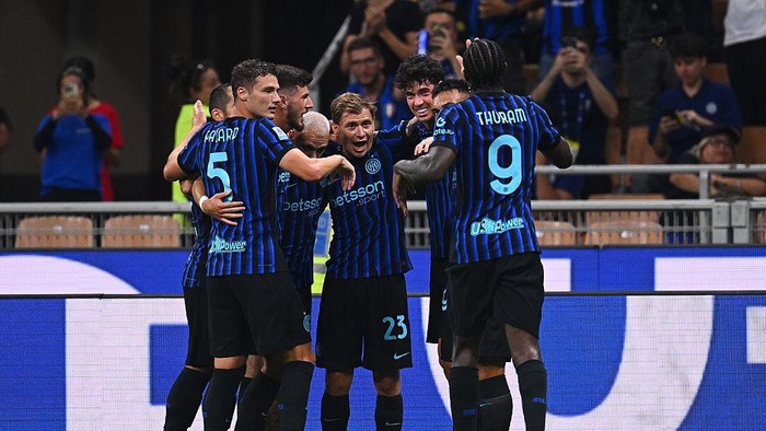 MILAN, ITALY - AUGUST 25: Alessandro Bastoni of FC Internazionale celebrates with teammates after scoring their teams first goal during the Serie A match between FC Internazionale and Torino FC at Giuseppe Meazza Stadium on August 25, 2025 in Milan, Italy. (Photo by Mattia Ozbot - Inter/Inter via Getty Images)