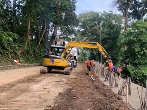 Pembangunan Dikebut, Jalur Gumitir Bakal Dibuka Awal September Pembangunan Dikebut, Jalur Gumitir Bakal Dibuka Awal September