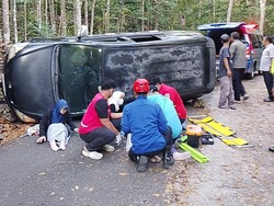 Brakk! Innova Tabrak Tebing lalu Terguling di Turunan Sermo Kulon Progo
