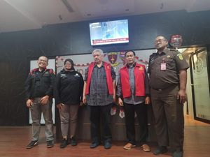 Eks Pj Bupati Sidoarjo Hudiyono Ditahan Terkait Korupsi di Dindik Jatim Eks Pj Bupati Sidoarjo Hudiyono Ditahan Terkait Korupsi di Dindik Jatim