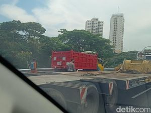Truk Mogok Picu Kepadatan di KM 9 Tol Surabaya-Gresik Usai Satelit Truk Mogok Picu Kepadatan di KM 9 Tol Surabaya-Gresik Usai Satelit