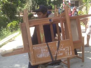 SDN 9 Bungin di Enrekang Rusak Berat, Siswa Direlokasi ke Kolong Rumah Warga SDN 9 Bungin di Enrekang Rusak Berat, Siswa Direlokasi ke Kolong Rumah Warga