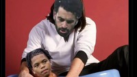Pemain muda Rio Ngumoha menjadi penentu kemenangan Liverpool atas Newcastle dengan skor 3-2. Muncullah meme Mohamed Salah memandikan Ngumoha, penerusnya di Liverpool. Foto: dok. Internet/X (Twitter)