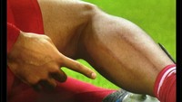 Eits, kartu merah Anthony Gordon disebut layak karena samapi bikin betis Virgil van Dijk kayak begini! Foto: dok. Internet/X (Twitter)