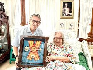Bahagia Eyang Meri Usai Prabowo Anugerahkan Bintang Republik Indonesia untuk Hoegeng Bahagia Eyang Meri Usai Prabowo Anugerahkan Bintang Republik Indonesia untuk Hoegeng