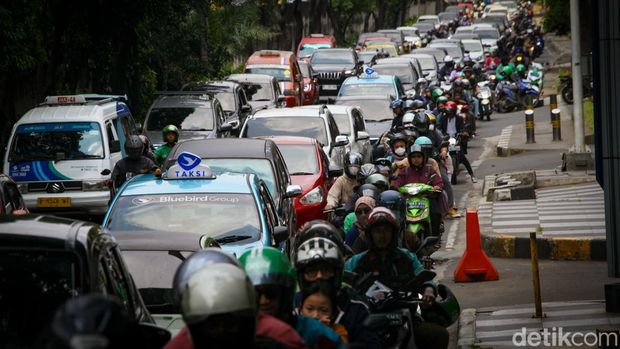 Pengendara melintas di Jalan TB Simatupang, Jakarta, Selasa (26/8/2025). Pemprov Jakarta menyiapkan sejumlah jurus mengatasi macet parah di Jalan TB Simatupang, Jakarta Selatan. Muncul opsi pembangunan underpass atau flyover sebagai solusi jangka menengah.