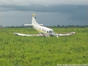 Pesawat Bunga Persada Keluar Landasan di Bandara Mimika karena Gangguan Mesin Pesawat Bunga Persada Keluar Landasan di Bandara Mimika karena Gangguan Mesin