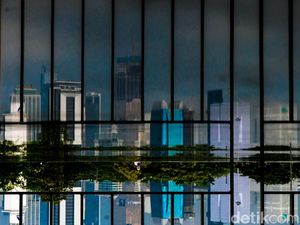 Potret Abstrak dari Kota yang Tak Pernah Tidur Potret Abstrak dari Kota yang Tak Pernah Tidur