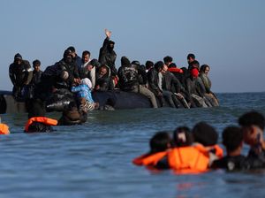 Potret Migran Berjuang Seberangi Selat Inggris dari Pantai Calais Prancis Potret Migran Berjuang Seberangi Selat Inggris dari Pantai Calais Prancis