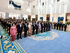 Mardiono Puji Prabowo Anugerahkan Bintang Maha Putra pada Mbah Moen Mardiono Puji Prabowo Anugerahkan Bintang Maha Putra pada Mbah Moen