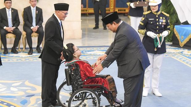 Presiden Prabowo Subianto (kanan) berjabat tangan dengan penyanyi Waldjinah usai memberikan Tanda Kehormatan Bintang Mahaputra Utama di Istana Negara, Jakarta, Senin (25/8/2025). Presiden Prabowo menganugerahi Tanda Kehormatan kepada 141 tokoh yang dinilai berjasa kepada bangsa dan negara. ANTARA FOTO/Muhammad Adimaja/rwa.