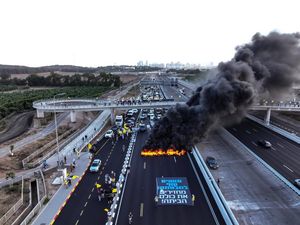 Protes di Israel Meningkat, Warga Blokir Jalan Utama Yakum Protes di Israel Meningkat, Warga Blokir Jalan Utama Yakum