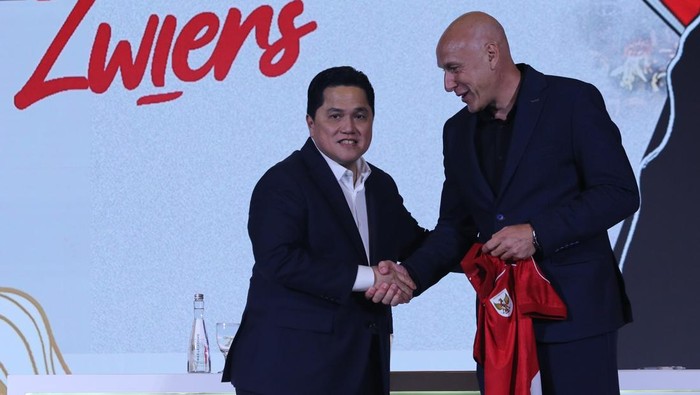 Ketua Umum PSSI Erick Thohir (kiri) berjabat tangan dengan Direktur Teknik (Dirtek) PSSI Alexander Zwiens (kanan) saat acara perkenalan Direktur Teknik PSSI yang baru di Jakarta, Senin (25/8/2025). PSSI secara resmi mengumumkan dan memperkenalkan Direktur Teknik (Dirtek) PSSI baru yaitu Alexander Zwiens diharapkan dapat memperkuat pembinaan dan membawa sepak bola Indonesia lebih baik. ANTARA FOTO/Asprilla Dwi Adha/foc.