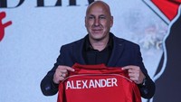 Direktur Teknik (Dirtek) PSSI Alexander Zwiers menunjukan jersey Timnas Indonesia yang bertuliskan namanya saat acara perkenalan Direktur Teknik PSSI yang baru di Jakarta. Foto: ANTARA FOTO/ASPRILLA DWI ADHA