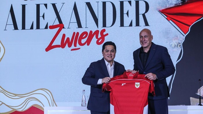 PSSI perkenalkan direktur teknik baru Ketua Umum PSSI Erick Thohir (kiri) berfoto bersama Direktur Teknik (Dirtek) PSSI Alexander Zwiens (kanan) saat acara perkenalan Direktur Teknik PSSI yang baru di Jakarta, Senin (25/8/2025). PSSI secara resmi mengumumkan dan memperkenalkan Direktur Teknik (Dirtek) PSSI baru yaitu Alexander Zwiens diharapkan dapat memperkuat pembinaan dan membawa sepak bola Indonesia lebih baik. ANTARA FOTO/Asprilla Dwi Adha/foc.