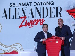 Ketua Umum PSSI Erick Thohir (kiri) berjabat tangan dengan Direktur Teknik (Dirtek) PSSI Alexander Zwiers (kanan) saat acara perkenalan Direktur Teknik PSSI yang baru di Jakarta, Senin (25/8/2025). Foto: ANTARA FOTO/ASPRILLA DWI ADHA