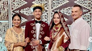 7 Potret Alyssa Daguise & Keluarga di Pernikahan Kakak, Elegan Meski Simple